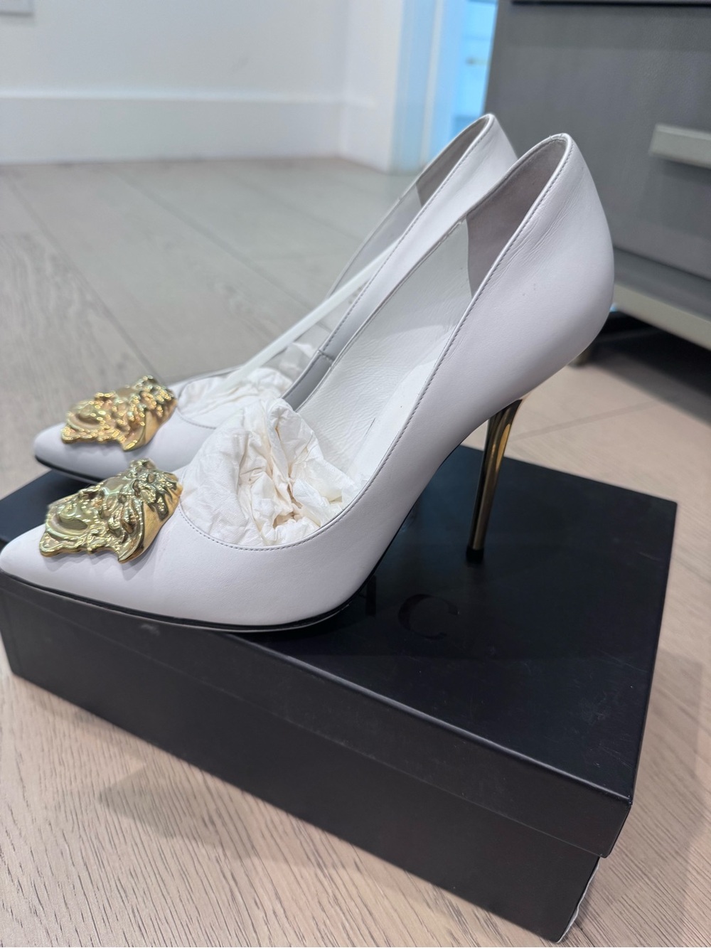 Authentic Versace White Leather Pumps with Gold Medusa DECOLLETE VITELLINO 38 - Picture 8 of 16
